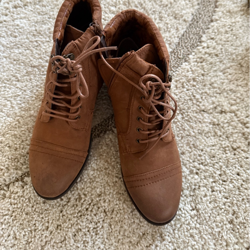 Ankle bootie white mountain